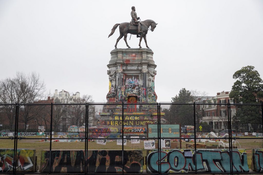 Fence surrounds Lee statue ahead of potential removal - Vimarsana News